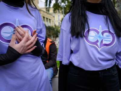 ...su cui spicca il loro simbolo: un cuore lilla formato dalle iniziali Q e D